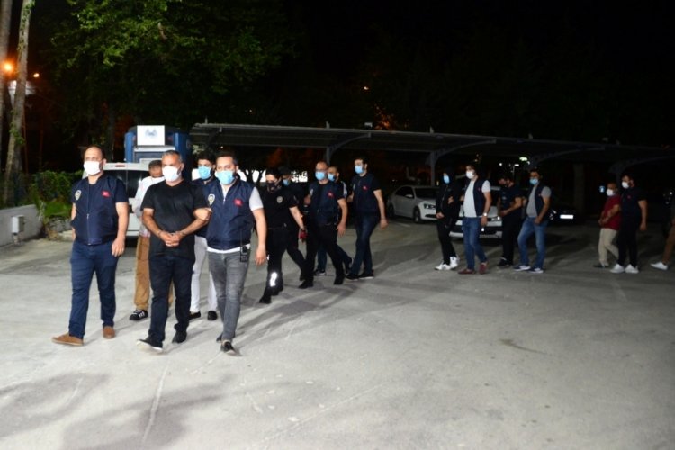 &Ccedil;alıntı ve hacizli ara&ccedil;ların şasi numaralarını değiştirip dolandırıcılık yapmışlar