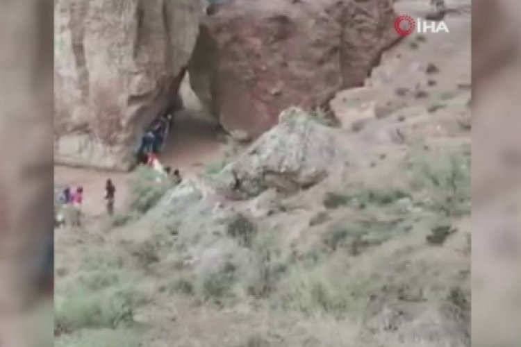 Kazakistan'da kanyon turuna çıkan öğrenciler sele yakalandı: 2 ölü