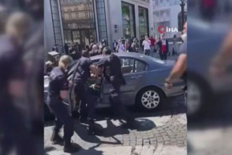 Paris'te, s&uuml;r&uuml;c&uuml; aracını kalabalığın &uuml;zerine s&uuml;rd&uuml;!