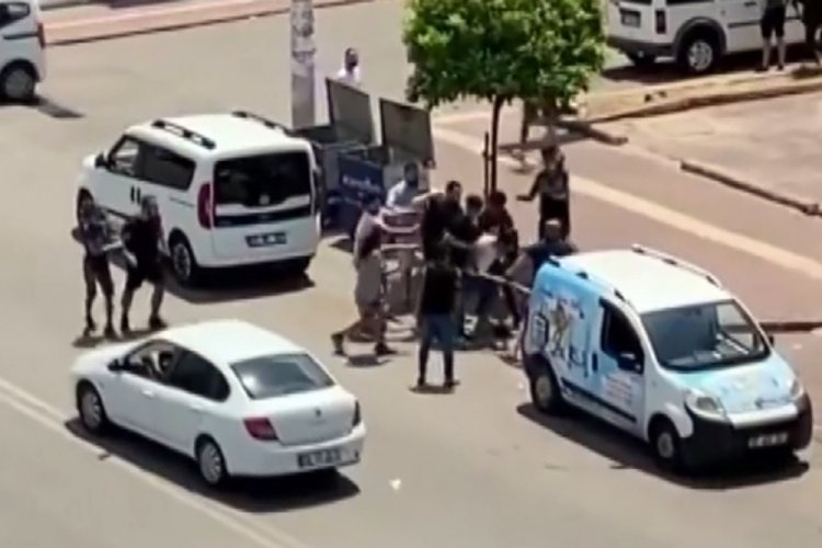 Antalya'da cadde ortasında sopalı kavga