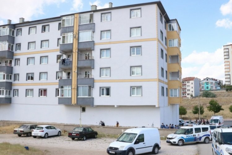 Apartmanın 5. katından d&uuml;şen 66 yaşındaki adam hayatını kaybetti