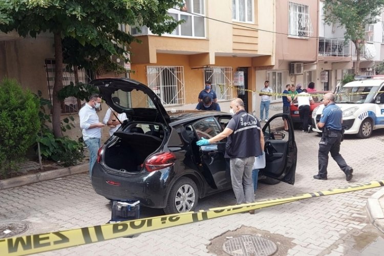 İzmir'de ş&uuml;pheli olay! Otomobilin i&ccedil;inde 2 kişi vuruldu