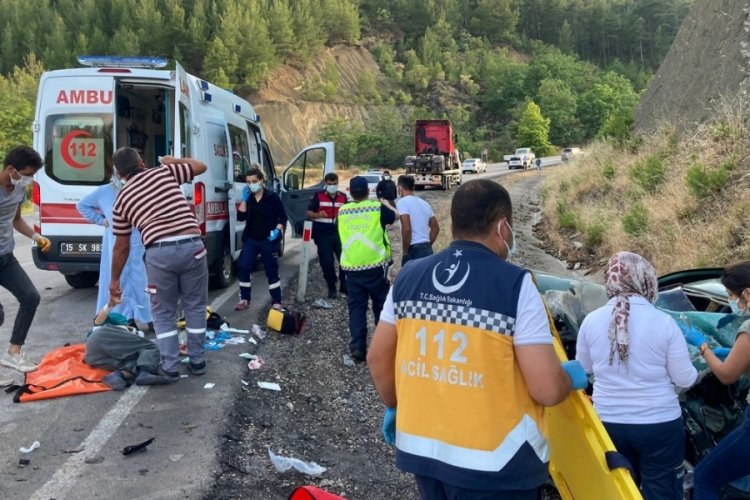 2 otomobil ile TIR &ccedil;arpıştı