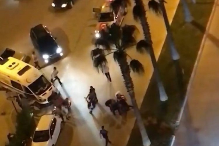 Kutlamaları &ccedil;eken basın mensubu, canlı yayında ara&ccedil;tan d&uuml;şt&uuml;