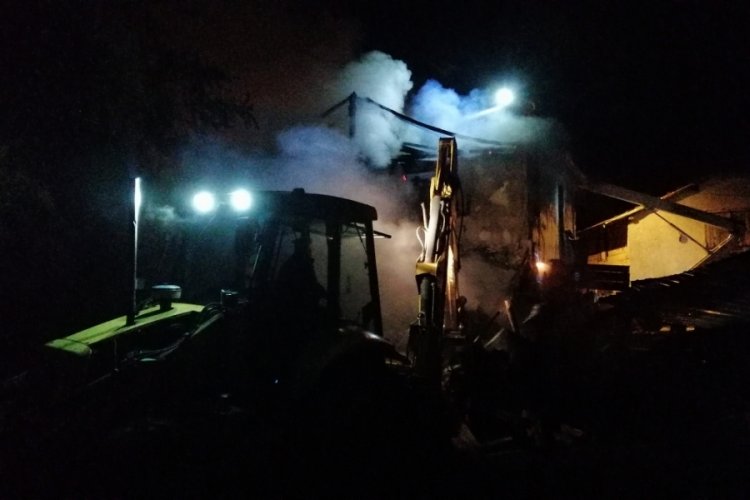 Sobayı benzinle yakmak istedi, 2 katlı ahşap evi k&uuml;le d&ouml;nd&uuml;