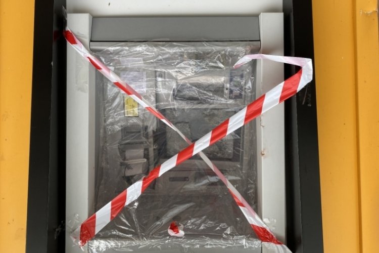 Kartı sıkışınca ATM'yi taşladı