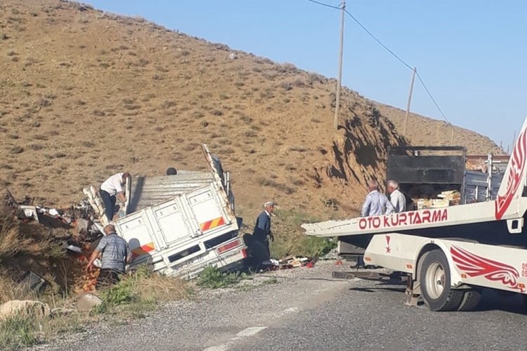 Sebze y&uuml;kl&uuml; kamyonet yoldan &ccedil;ıktı
