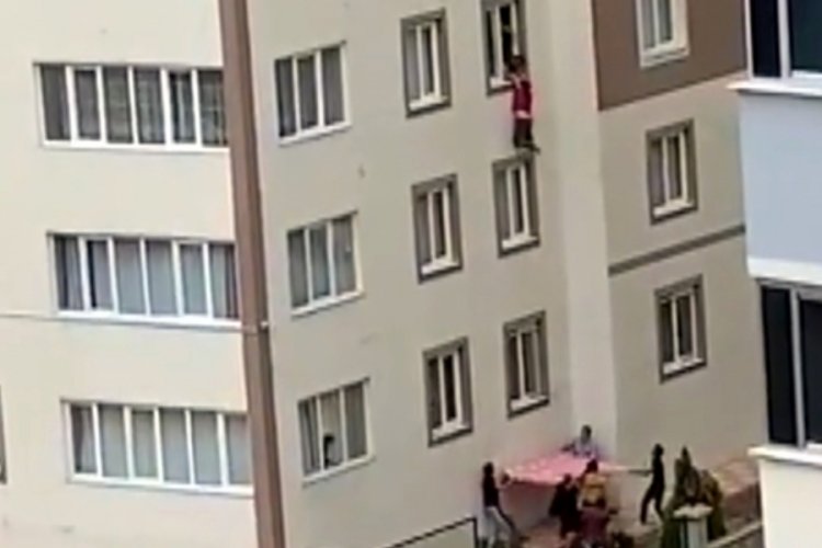 Y&uuml;rekler ağza geldi! D&uuml;şmekten b&ouml;yle kurtuldu