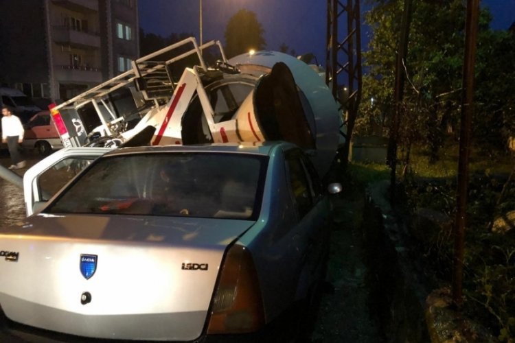 Yol &ccedil;&ouml;kt&uuml;, beton mikseri otomobilin &uuml;zerine devrildi