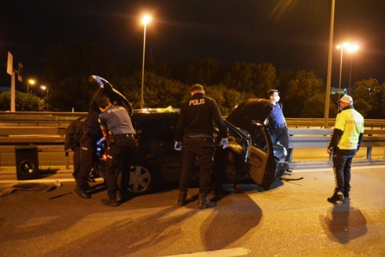 'Dur' ihtarına uymayan s&uuml;r&uuml;c&uuml; &ouml;nce polis ara&ccedil;larına sonra bariyerlere &ccedil;arptı