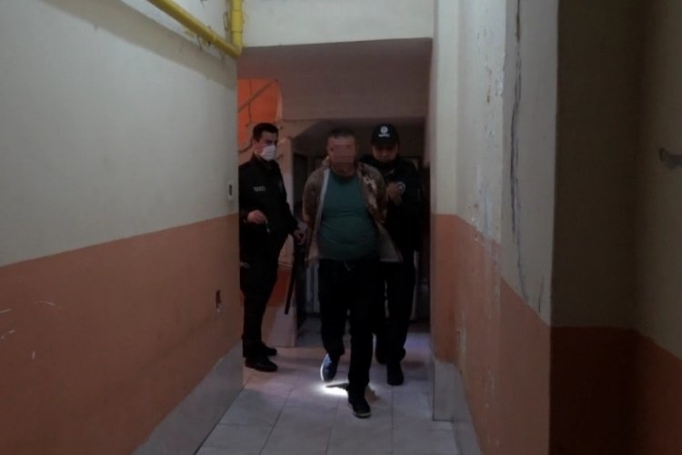 Cezaevinden izinli &ccedil;ıktı: Annesini d&ouml;v&uuml;p, polislere bı&ccedil;ak &ccedil;ekti