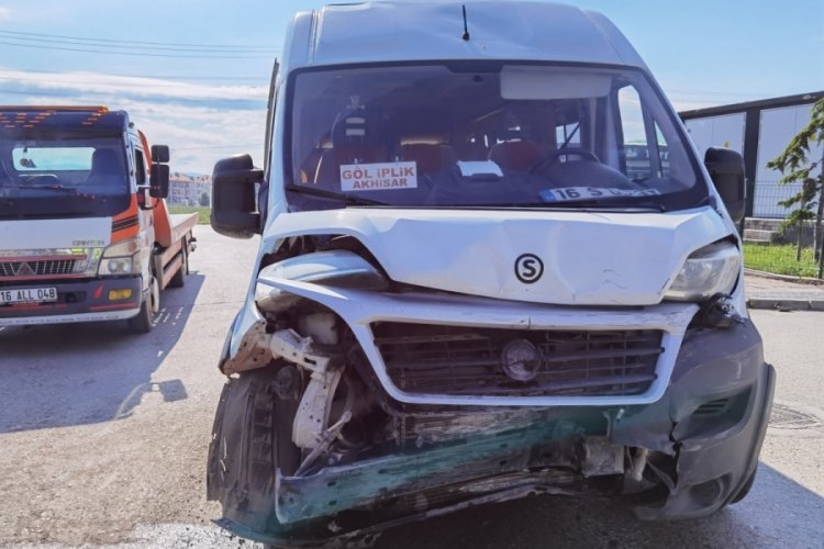 Bursa'da işçileri taşıyan minibüs ile otomobil çarpıştı: 7 yaralı