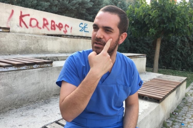 Asistan doktoru makasla kovalayıp, yumrukladı