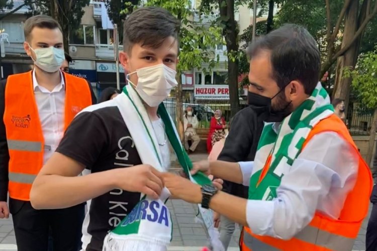 Bursa'da AK gen&ccedil;ler Bursaspor'un 58. yaş coşkusunu vatandaşlarla paylaştı
