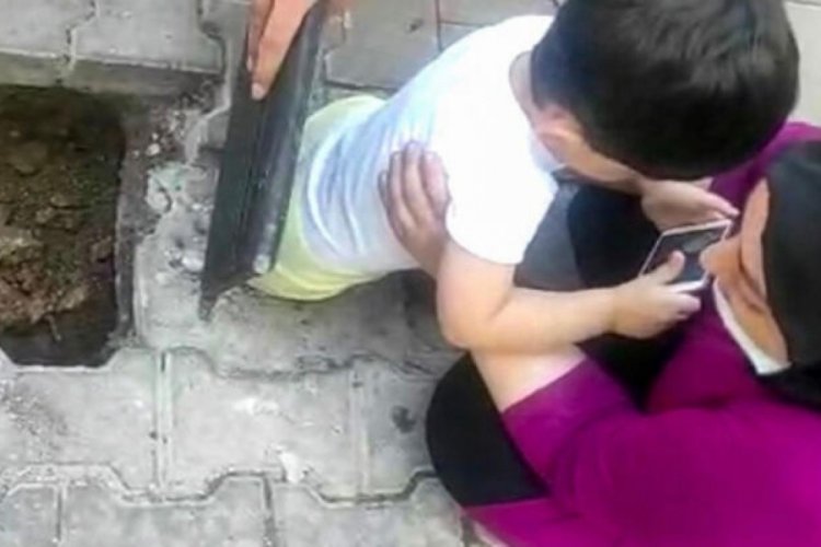 Bacağı su giderine sıkışan k&uuml;&ccedil;&uuml;k &ccedil;ocuğu İtfaiye ekipleri kurtardı
