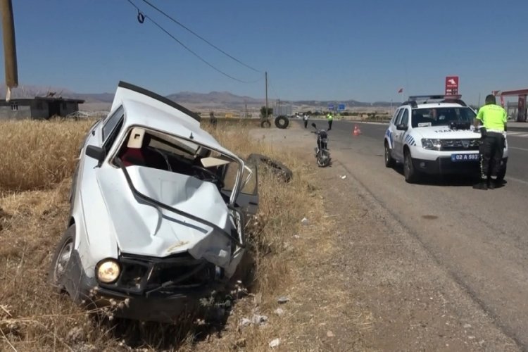 Adıyaman'da iki otomobil &ccedil;arpıştı: 8 yaralı