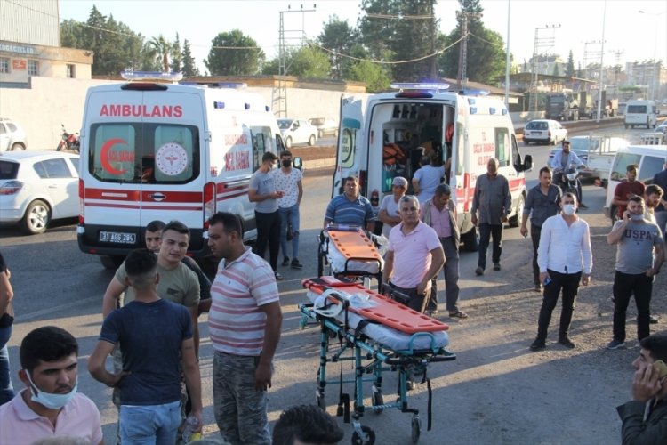 Askeri tır fabrika duvarına &ccedil;arptı: 2 şehit
