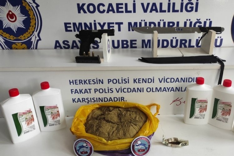 Durdurulan ara&ccedil;tan 2 kilo uyuşturucu &ccedil;ıktı