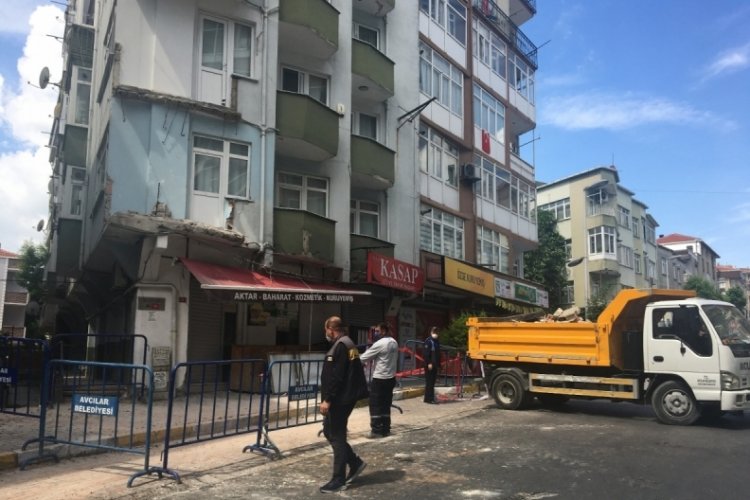 Avcılar'da &ccedil;&ouml;ken balkonun enkazı kaldırıldı