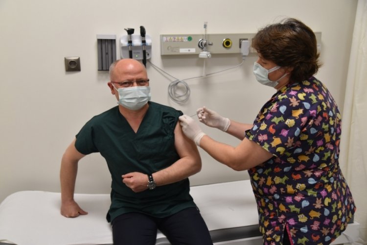 AK Parti Bursa İl Başkanı Gürkan ilk doz aşısını vuruldu