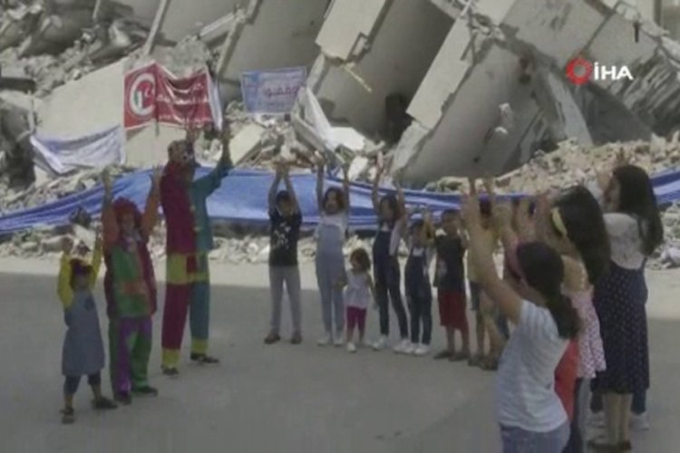 Enkaz yığınları arasında palya&ccedil;o g&ouml;sterisi ile &ccedil;ocukların y&uuml;z&uuml;n&uuml; g&uuml;ld&uuml;rd&uuml;ler
