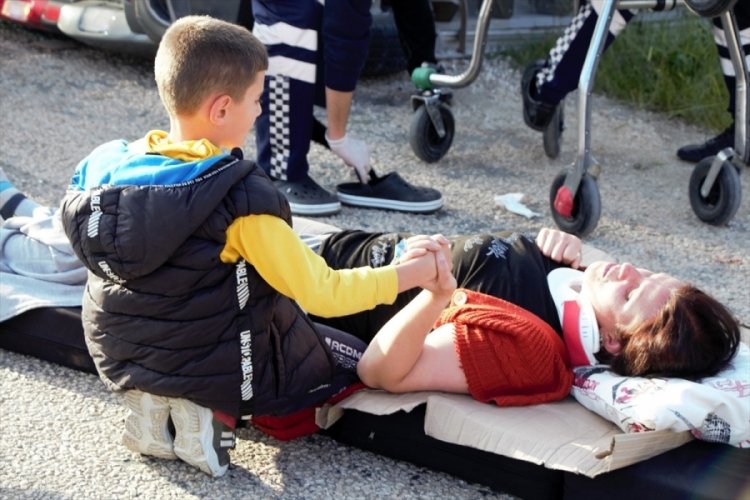 Bilecik'te minib&uuml;sle otomobil &ccedil;arpıştı: 6 yaralı