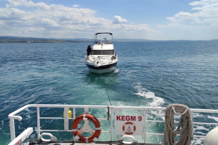 &Ccedil;anakkale Boğazı'nda arızalanan tekne rıhtıma yanaştırıldı