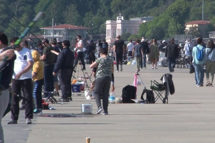Kısıtlamasız ilk cumartesi g&uuml;n&uuml; Emirgan sahili doldu