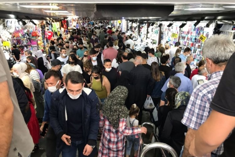 İstanbul'da kısıtlamasız cumartesi g&uuml;n&uuml;nde yoğun kalabalık
