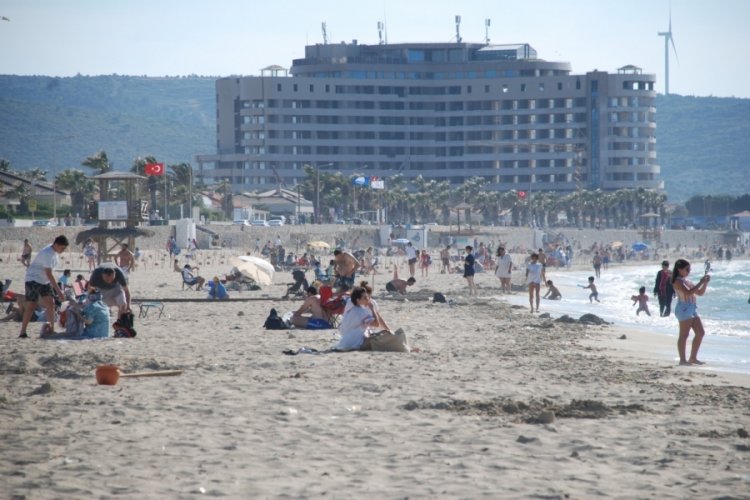 Tatilciler &Ccedil;eşme'ye akın etti