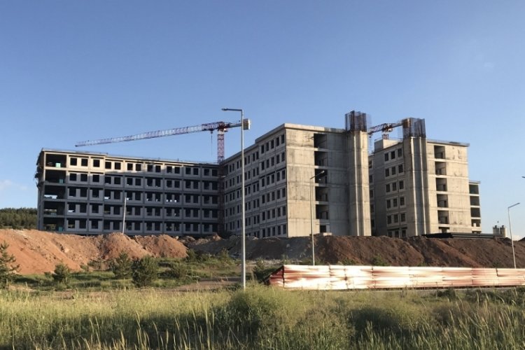 Hastane binası inşaatından d&uuml;şen iş&ccedil;i hayatını kaybetti