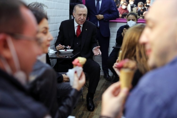 Cumhurbaşkanı Erdoğan Beylerbeyi'nde dondurma yedi