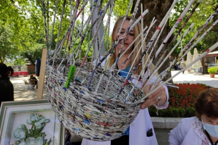 Bursalı kadınlar çöpe gidecek gazeteleri sanat eserine dönüştürüyor