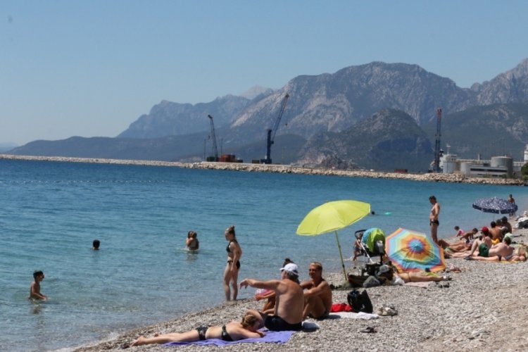 D&uuml;nyaca &uuml;nl&uuml; sahil tek kısıtlama g&uuml;n&uuml;nde turistlere kaldı