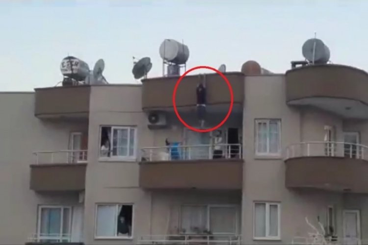 Kendini, binanın &ccedil;atısından b&ouml;yle bıraktı!