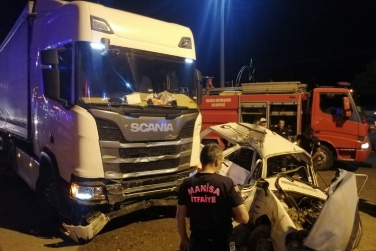 Tır, otomobili bi&ccedil;ti: 1'i ağır 2 yaralı