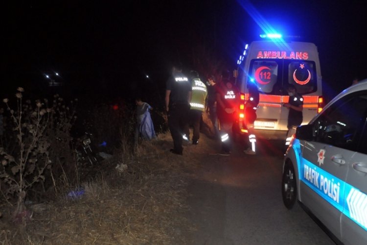 Motosiklet tarlaya devrildi: 1 &ouml;l&uuml;