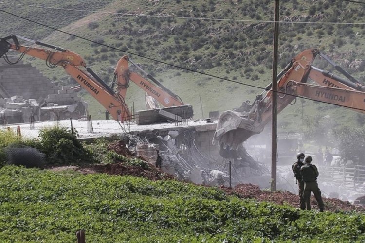 İsrail ordusu, Batı Şeria'da 25 Filistinlinin yaşadığı evleri yıktı