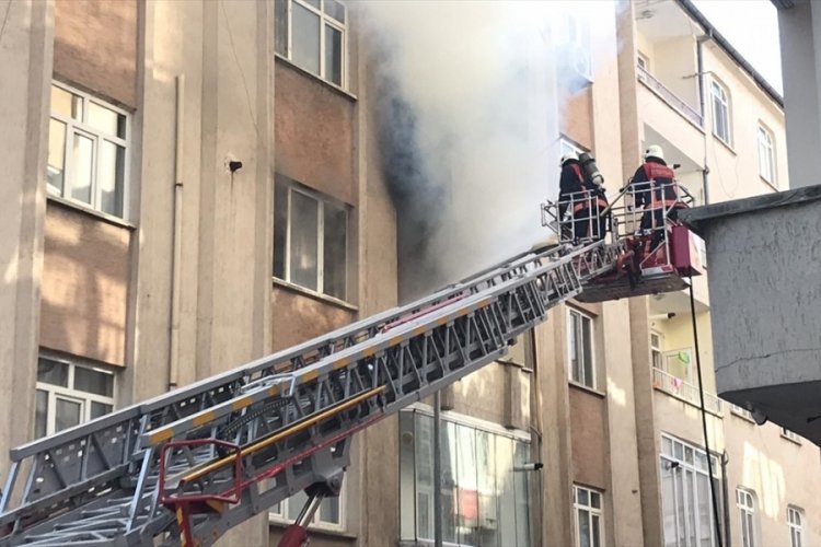 Apartman dairesinde korkutan yangın
