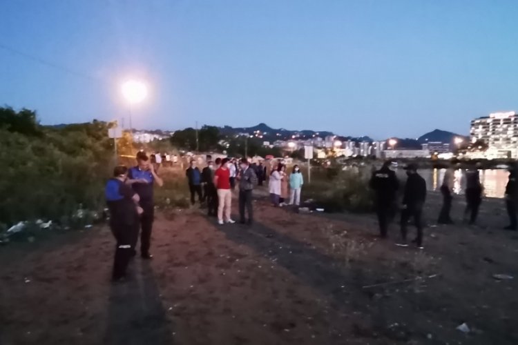 Serinlemek i&ccedil;in denize girdiler: Biri boğuldu diğeri kayıp