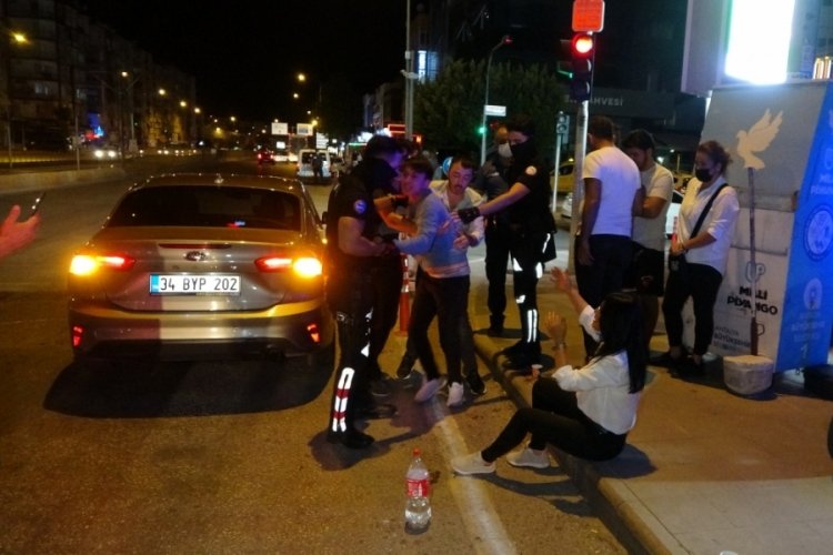 Alkoll&uuml; s&uuml;r&uuml;c&uuml; dehşeti! 5 aracı hurdaya &ccedil;evirdi