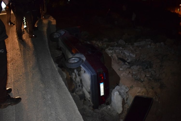 Otomobil şarampole yuvarlandı: 1'i polis 2 yaralı