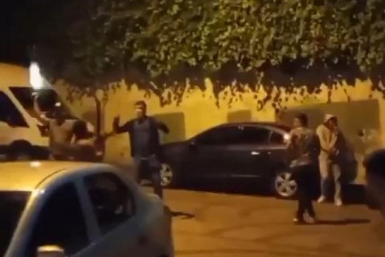 D&uuml;ğ&uuml;nde havaya ateş a&ccedil;an 2 maganda kamerada
