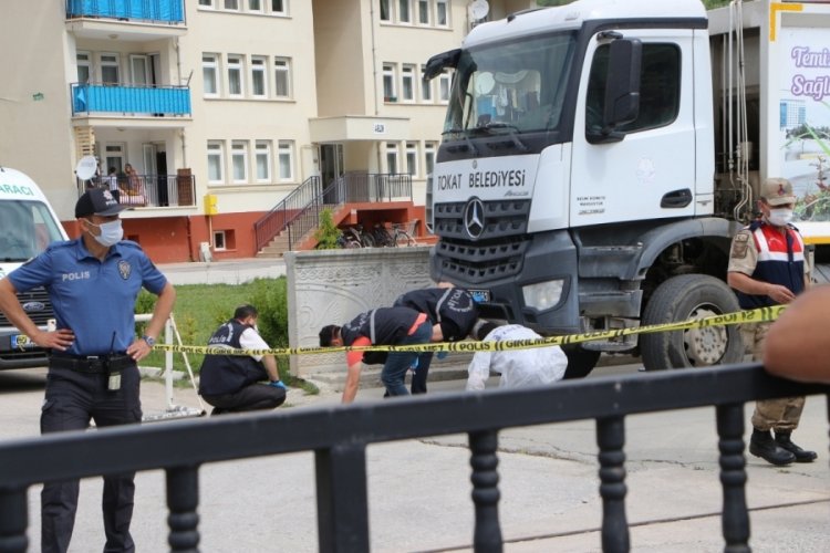 Feci kazada emekli baş&ccedil;avuş &ouml;ld&uuml;, emekli albay oğlu yaralandı