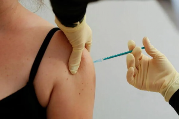 Almanya'da skandal! 9 yaşındaki &ccedil;ocuğa, y&ouml;netmeliğe aykırı olarak aşı yapıldı