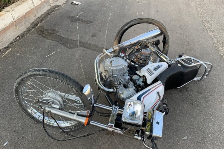 Otomobil ile motosiklet &ccedil;arpıştı: 2 yaralı