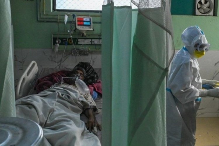 Hindistan'da Kovid-19 salgınında son 24 saatte 2 bin 219 kişi &ouml;ld&uuml;