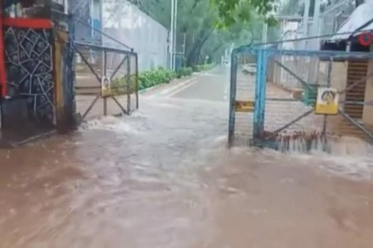Mumbai'de şiddetli yağış sokakları göle çevirdi, evleri su bastı