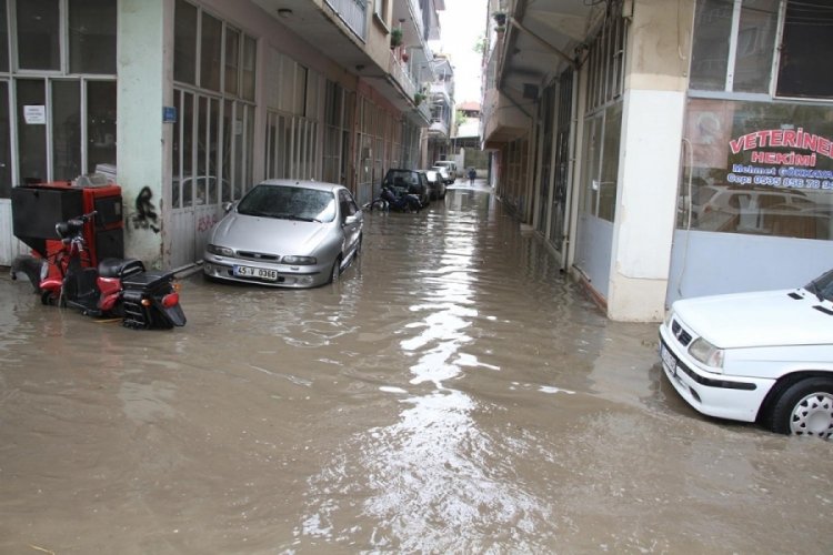 Kula'da sağanak: Cadde ve sokaklar göle döndü