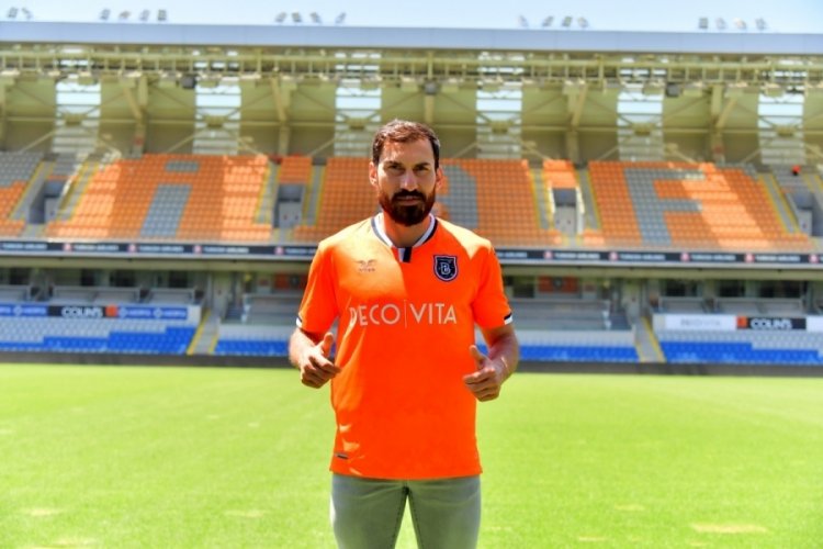 Medipol Başakşehir, Şener &Ouml;zbayraklı'yı kadrosuna kattı